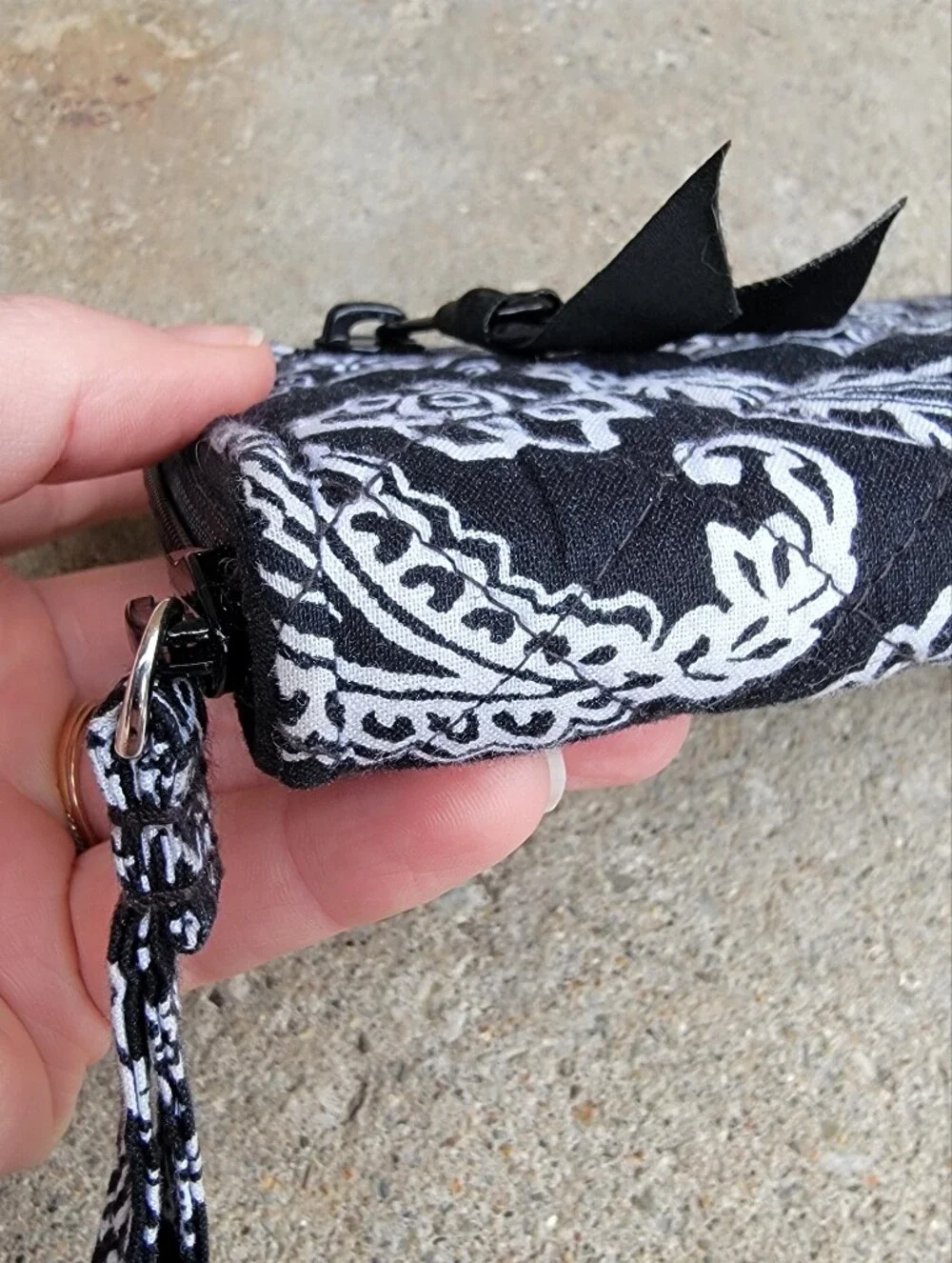 Vera Bradley Black & White Paisley Chicago Blackhawks Wristlet Wallet - Picture 9 of 10
